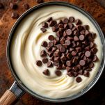 Scaglie di cioccolato nella crema