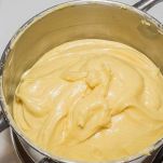 trasferite il composto ottenuto nuovamente nella casseruola e rimettetela sul fuoco a fiamma bassa