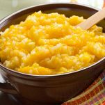 unite il riso alla zucca e ricoprite di brodo e cuocete