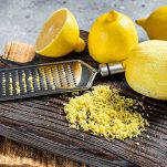 unite la scorza grattugiata di un limone