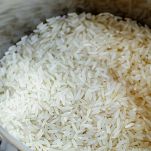 Aggiungete il riso Carnaroli e tostatelo per 2-3 minuti