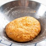 Aggiungete la farina poco alla volta, impastando delicatamente