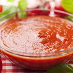 Aggiungete la polpa di pomodoro alla pancetta rosolata