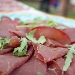 Bresaola e rucola su piatto da portata