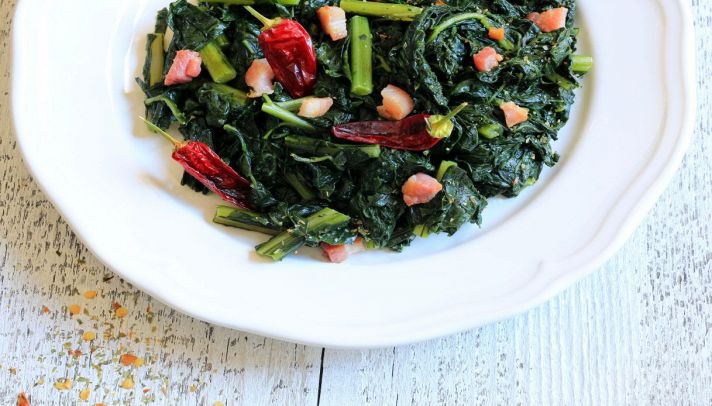 Cavolo nero in padella con speck a dadini