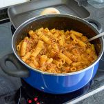 Condite la pasta con il sugo preparato, mescolando delicatamente per distribuire bene gli ingredienti
