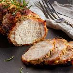 Una volta cotto, rimuovete il carrè dal forno e lasciatelo riposare per 5 minuti. Affettate la carne e servitela calda, accompagnata dal fondo di cottura e un contorno a scelta, come purè di patate o carote glassate.