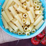 Cuocete i rigatoni e scolateli al dente. Trasferiteli in una ciotola capiente