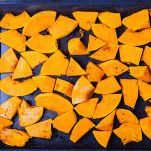 Disponete la zucca su una teglia con un filo d’olio