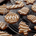 Dopo aver decorato, lasciate asciugare i biscotti per circa 30 minuti