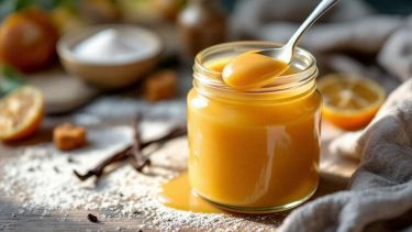 Vasetto di dulce de leche cremoso pronto per essere servito.