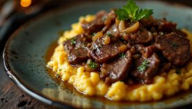 Fegato tenero con cipolle caramellate su polenta