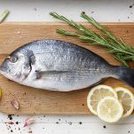 Se non avete acquistato l’orata già pulita, incidetela sulla pancia con un coltellino affilato, partendo dalle branchie fino alla coda. Usando dei guanti, evisceratela, squamatela, sciacquatela con cura sotto abbondante acqua corrente e asciugatela con carta da cucina.