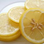 Tagliate i limoni a fette spesse, tritate finemente il finocchietto e sbucciate l'aglio. Nel frattempo accendete il forno a 200°C e ungete con abbondate olio le pareti e il fondo di una pirofila ovale.