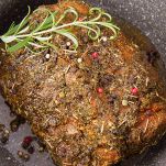 Togliete il carrè dalla marinata, rimuovendo l'eccesso di erbe e cipolla. Adagiatelo nella casseruola con le verdure e rosolatelo su tutti i lati per circa 10-12 minuti, fino a ottenere una crosticina dorata.