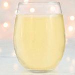 Versate il vino bianco nella casseruola, mescolando per deglassare il fondo di cottura. Cuocete per 2-3 minuti, fino a quando l’alcol sarà evaporato. Aggiungete la marinata con le erbe e un pizzico di sale.