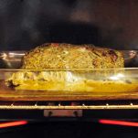 Trasferite la casseruola nel forno a 200°C (forno statico). Cuocete il carrè per 40 minuti, girandolo a metà cottura per uniformare la cottura. Se il fondo si asciuga troppo, aggiungete un po’ di brodo o acqua.