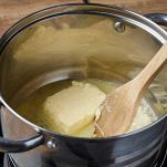 In una casseruola a bordi alti, fate sciogliere 30 g di burro