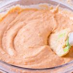 In una ciotola capiente, unite il purè di zucca con l’uovo