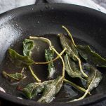 una padella, sciogliete il burro e aggiungete le foglie di salvia