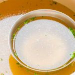 iniziate ad aggiungere il brodo, un mestolo alla volta