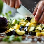 Lavate e asciugate le melanzane