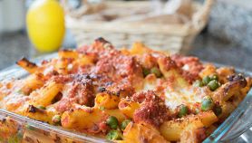 Pasta al forno classica: sugo, polpettine e mozzarella filante