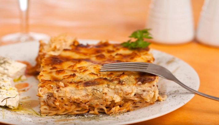 Pasta al forno con besciamella e feta