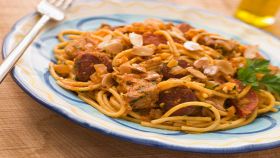 Pasta con mandorle e salsiccia