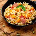 Pasta con crema di zucca e guanciale croccante