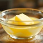 Lasciate intiepidire il burro fuso.