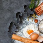Preparate gli ingredienti necessari per i biscottini di Natale