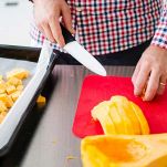 Pulite la zucca, rimuovendo la buccia con un coltello e i semi con un cucchiaio