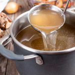 Riscaldate il brodo in una pentola capiente e mantenetelo caldo a fuoco basso