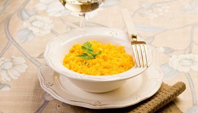 Risotto allo zafferano: la ricetta tradizionale e cremosa