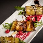 Rotolini di zucchine e bresaola conditi con aceto balsamico