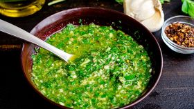 Salsa verde: ricetta senza tempo per secondi di carne e pesce