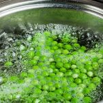 Sbollentate i piselli surgelati in acqua salata per 5 minuti, poi scolateli