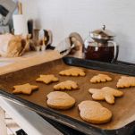 Sfornate i biscotti e lasciateli raffreddare completamente su una griglia