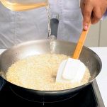 Sfumate con il vino bianco secco e lasciate evaporare l'alcol