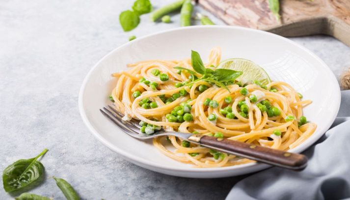 Spaghetti cacio, pepe e piselli