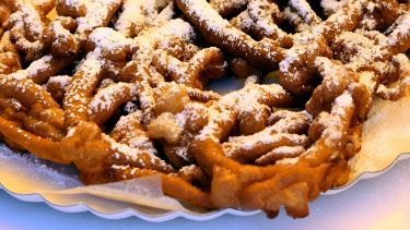 Frittella a spirale dorata con zucchero a velo