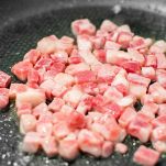Tagliate la pancetta a cubetti e rosolatela in padella a fuoco medio