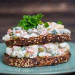 Tartine con insalata russa al tonno