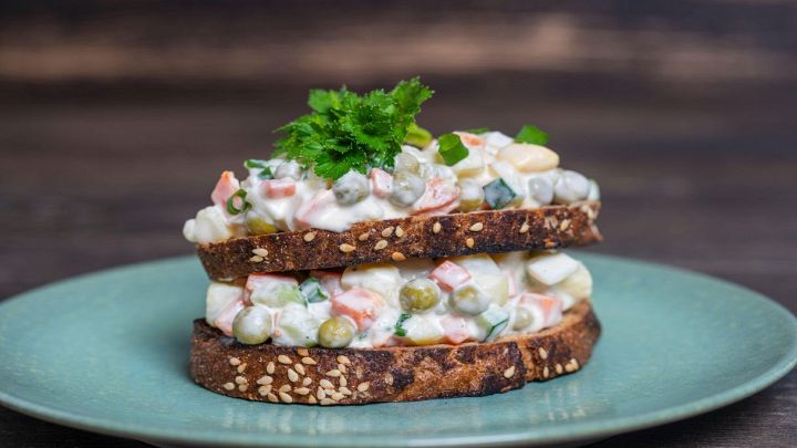 Tartine con insalata russa al tonno