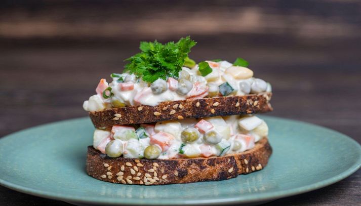 Tartine con insalata russa al tonno