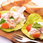 Tartine con insalata russa al tonno