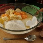 Terrina con farina, burro, zucchero e uova