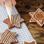 Una volta che i biscotti sono completamente raffreddati, decorate con la glassa