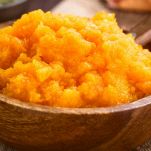 Una volta cotta, schiacciate la zucca con una forchetta o frullatela fino a ottenere un purè liscio